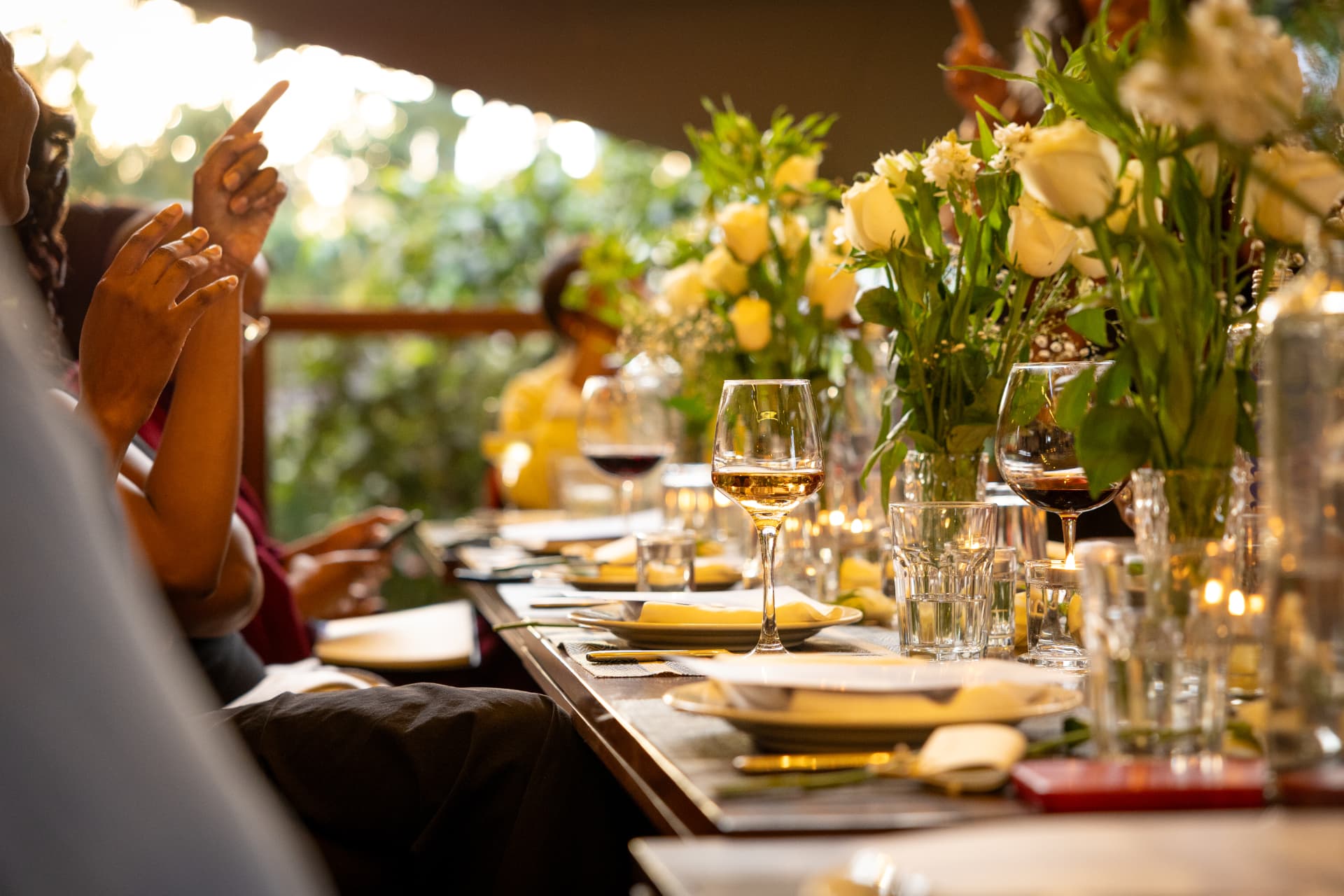 Candles, flowers and place settings along the table